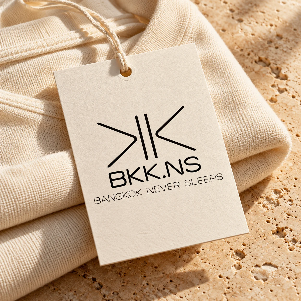 Mockup du logo BKK.NS sur une étiquette de vêtement